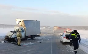 На трассе в Свердловской области произошло массовое ДТП с участием восьми машин 