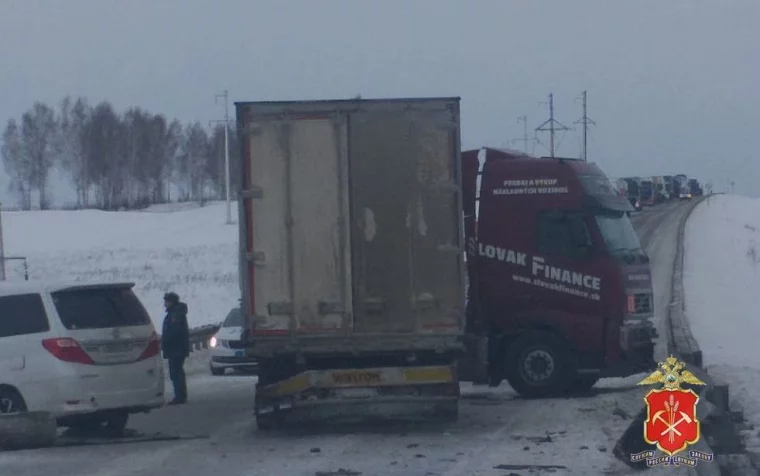 Фото: Один погибший и трое пострадавших: последствия ДТП ликвидируют в Кузбассе, перекрыта трасса 2