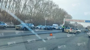 Фото: «Вас приветствует столица Кузбасса»: под аркой на въезде в Кемерово произошло серьёзное ДТП 2
