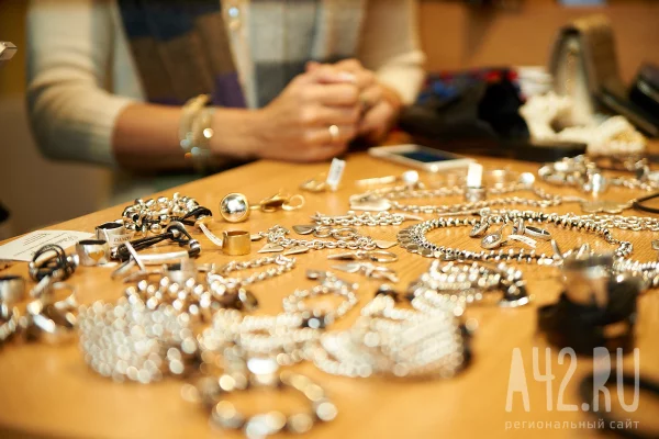 Пенсионер из Тюмени отдал мошенникам золото на 14,8 млн рублей