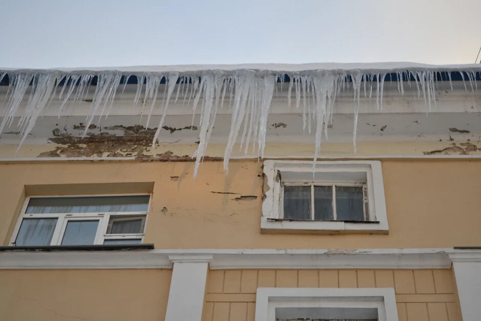 Рухнувшая с крыши в центре Москвы глыба льда сломала шею 36-летней женщине