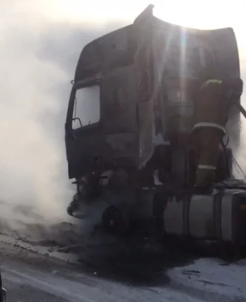 Фото: Пожар в грузовике на кузбасской трассе попал на видео 1