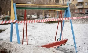 Кемеровчане пожаловались губернатору на опасную детскую площадку