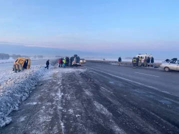 Фото: В Кузбассе СК начал доследственную проверку по факту ДТП на трассе с участием автобуса с детьми 1