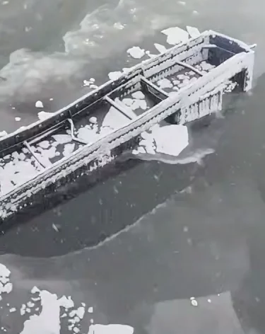 В Бурятии грузовик съехал с моста в реку, водителя ищут