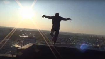 Фото: В Кемерове подростки устроили опасные игры на крыше многоэтажки и сняли это на видео 1