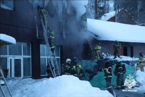 На Алтае загорелась туристическая база «Юность»