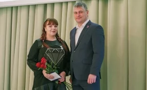 Мэр Юрги наградил медалью девушку, которая спасла троих детей при пожаре
