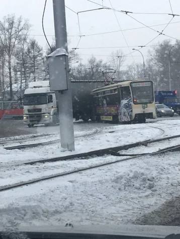 Фото: ДТП с трамваем и фурой вызвало серьёзную пробку в Кемерове 1