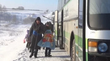 Фото: Полицейские спасли водителей и пассажиров автобуса, замерзавших на дороге в Кузбассе 1
