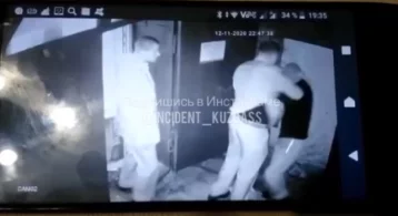 Фото: Появилось новое видео конфликта сотрудников кузбасской колонии с посетителем магазина 1