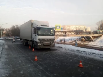Фото: В Кузбассе грузовик насмерть сбил переходившую дорогу женщину 1