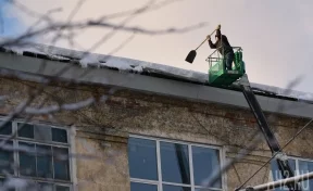 Очевидцы: в Кузбассе упавшая с крыши глыба льда обрушила козырёк подъезда многоэтажки