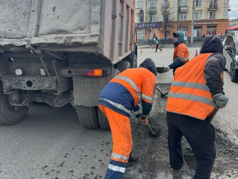 Фото: Мэр Новокузнецка: на Запсибовском мосту начали укладывать асфальт 3