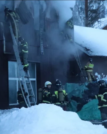 На Алтае загорелась туристическая база «Юность»