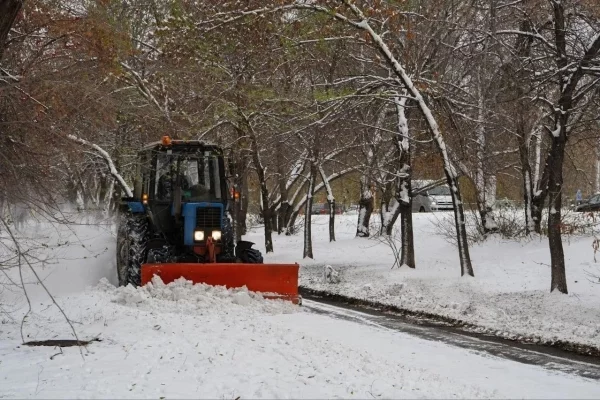 Мэр: в Кемерове на уборку снега с дорог вышли 190 человек и 79 единиц техники