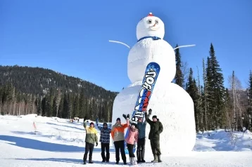 Фото: В Шерегеше появился гигантский снеговик. 12-метрового рекордсмена возвели в поддержку российской олимпийской сборной 1