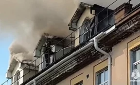 Пожарные начали тушить горящий ТЦ во Владимирской области