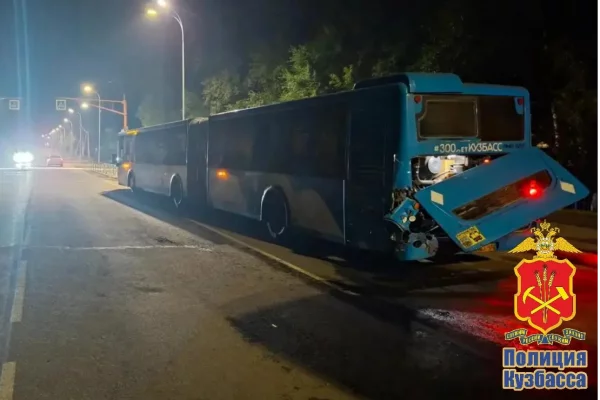 В Кузбассе бетономешалка врезалась в пассажирский автобус: есть пострадавшие