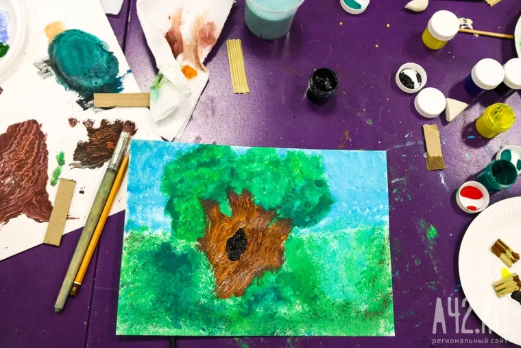 «Дупло». Дарья Наполова-Шишкина, гуашь и бумага, 2025 год