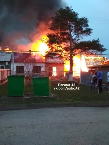 Фото: В посёлке Металлплощадка сгорели два жилых дома 2