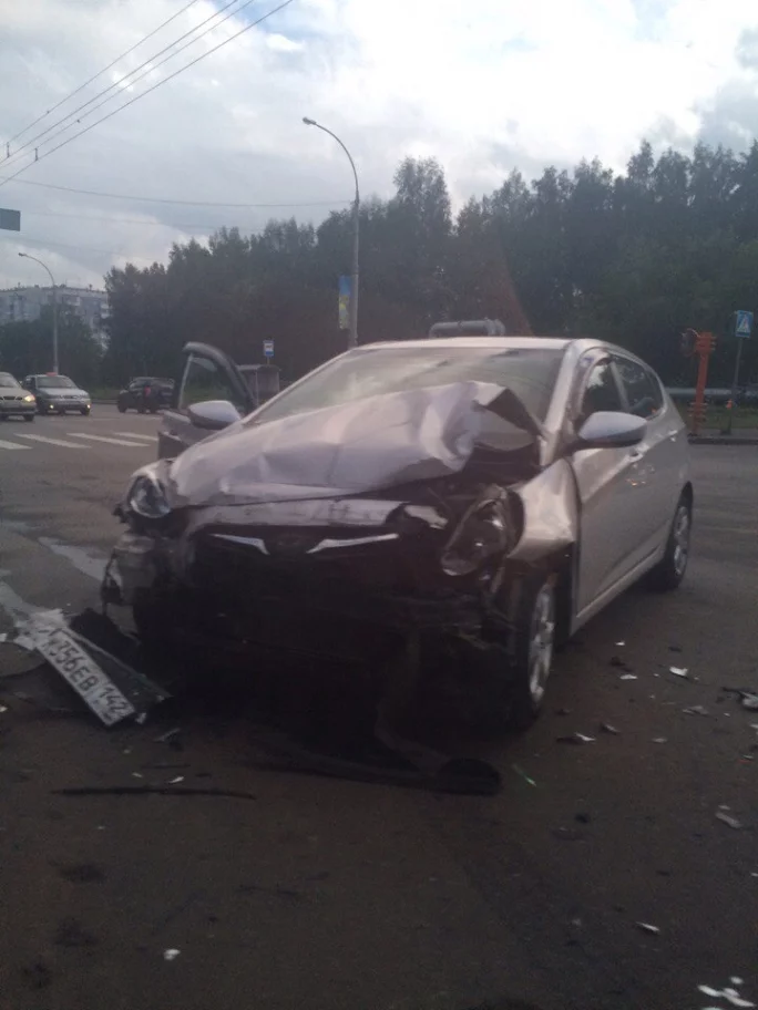 Фото: В Кемерове LADA после ДТП вылетела на тротуар и сбила дорожный знак 2