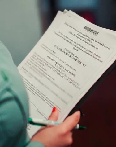 Юрист: Приставы могут срезать с петель дверь в квартиру, ранее принадлежащей Долиной