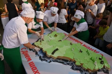 Фото: Кемеровчан угостили тортом «Шахтёрский край», выполненным в виде карты Кузбасса 1
