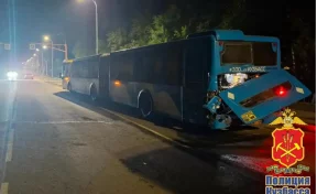 В Кузбассе бетономешалка врезалась в пассажирский автобус: есть пострадавшие