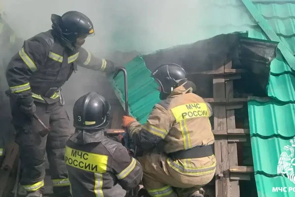 МЧС: шесть человек успели выбежать из горящего здания в Новокузнецке