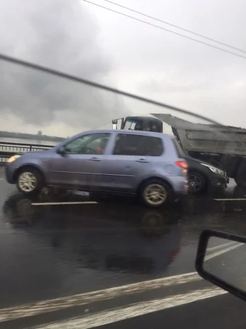 Фото: Названа предварительная причина огромной пробки на Кузбасском мосту 3