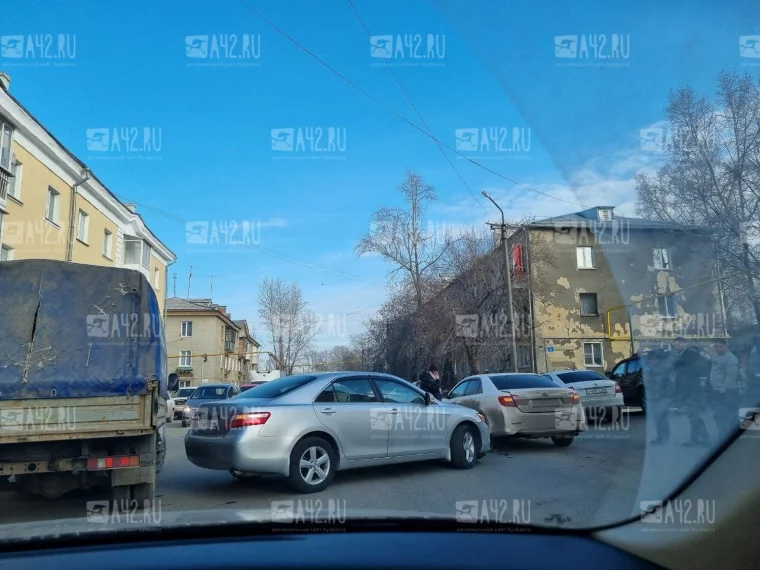Фото: Две Toyota Camry заблокировали проезд на оживлённой улице в Кемерове 2