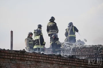 Фото: Появились фото с места крупного пожара в производственном здании в Кемерове 1