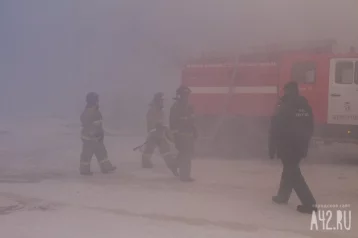 Фото: Выезжали 30 пожарных: на Кузнецком проспекте в Кемерове загорелось здание 1