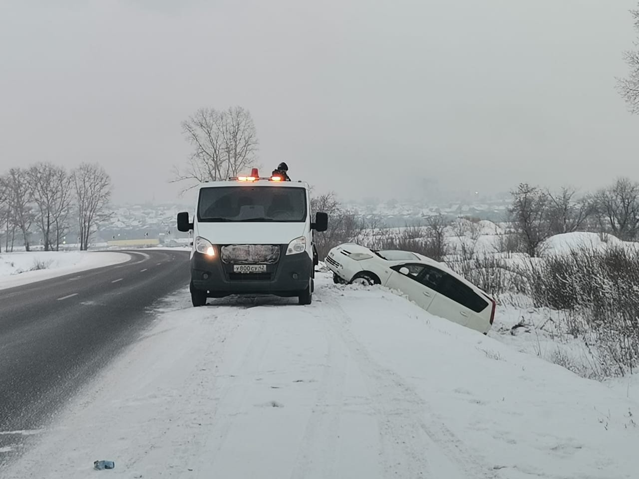 На кузбасской трассе автомобиль слетел в кювет и застрял в снегу