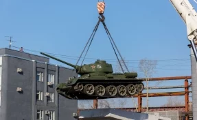 Танк Т-34 сняли с постамента на площади Побед в Новокузнецке