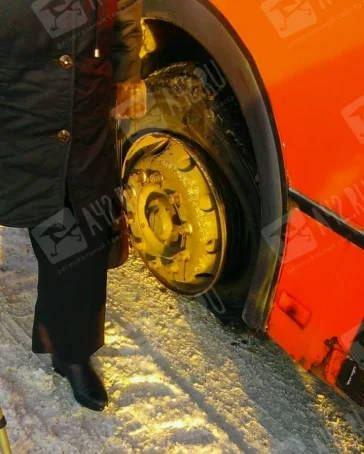 Фото: В Кемерове у пассажирского автобуса лопнуло колесо: есть пострадавший 2