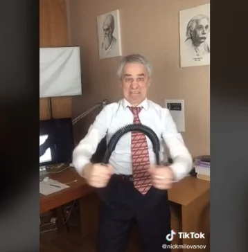 Фото: 69-летний российский физик покорил TikTok, оригинально объясняя предмет  1