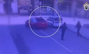 В центре Москвы водитель попытался сбросить полицейского на проезжую часть