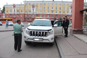 Фото: Кемеровский должник приехал в УФССП на джипе и остался без машины 1