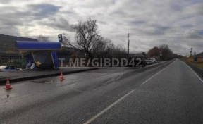 В ГИБДД сообщили подробности ДТП с автомобилем, врезавшимся в остановку в Кузбассе