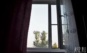 Из окна многоэтажки в Петербурге выпали мужчина и женщина: у них мог остаться младенец