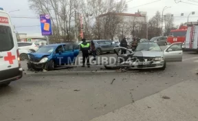 Жёсткое столкновение двух автомобилей произошло на оживлённом перекрёстке в Кемерове: есть пострадавшие