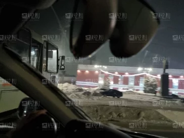 Фото: Очевидцы: в Кемерове маршрутку развернуло на дороге и вынесло на трамвайные пути 2