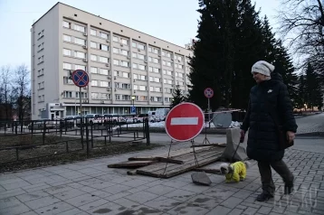 Фото: Рядом с гостиницей «Кузбасс» в Кемерове провалился тротуар 1