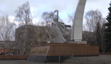 Фото: В Новокузнецке неизвестный осквернил монумент на Бульваре героев: его уже ищут правоохранители 1