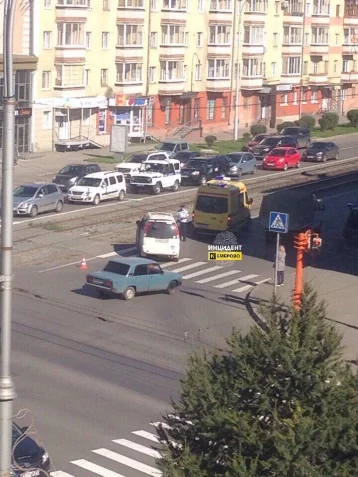 Фото: В центре Кемерова пенсионерку сбил минивэн 1