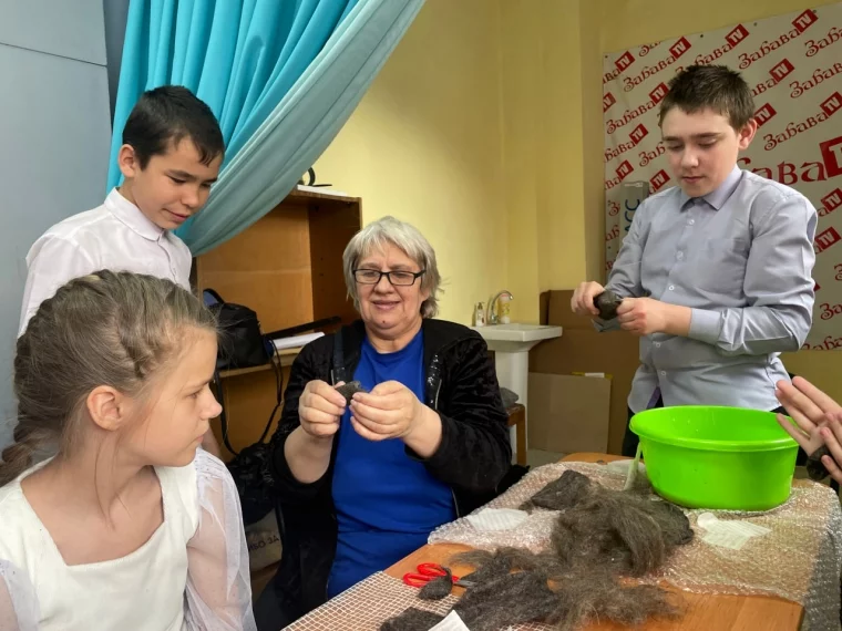 Фото: 20 пар умелых рук: при поддержке «Разреза Кийзасского» школьники приняли участие в мастер-классе по валянию из шерсти 2