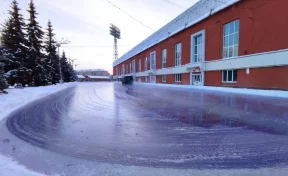 В Кемерове начали заливать каток с цветным льдом у «Химика»