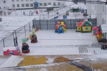 Фото: Миньоны, Емеля и Снегурочка: в кузбасской колонии прошёл конкурс новогодних фигур из снега и льда 9
